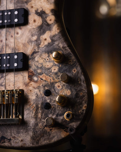 Fodera Emperor 6 Standard Special Buckeye Burl 2018 - Bajo Eléctrico | Cuerpo • Modelo: Emperor 6 Standard Special• Madera: Ash • Top: Buckeye Burl• Terminación: Satin Brazo • Madera: 3 Piezas de Hard-Rock Maple• Perfil: Standard • Terminación: Satin • Es