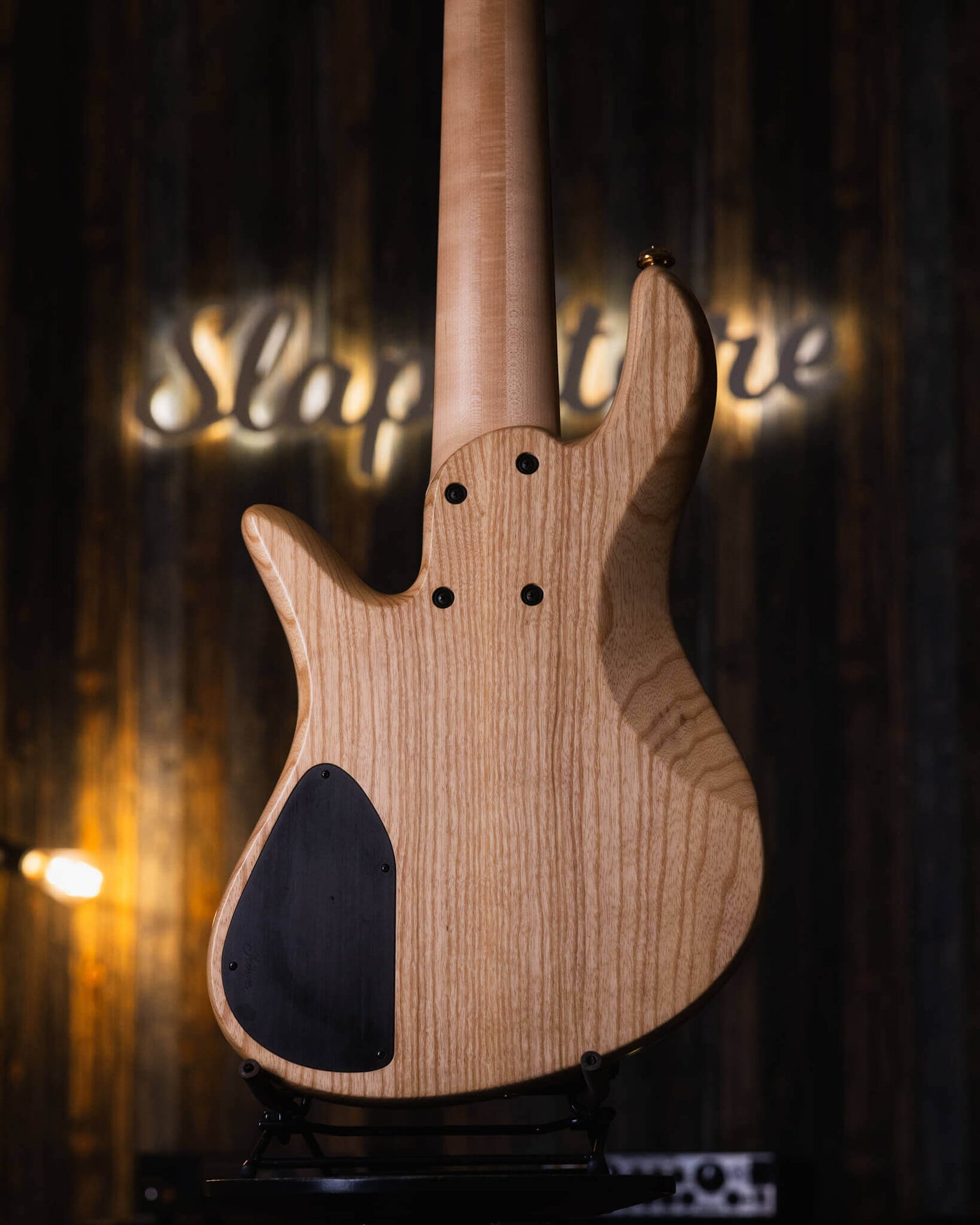Fodera Emperor 6 Standard Special Buckeye Burl 2018 - Bajo Eléctrico | Cuerpo • Modelo: Emperor 6 Standard Special• Madera: Ash • Top: Buckeye Burl• Terminación: Satin Brazo • Madera: 3 Piezas de Hard-Rock Maple• Perfil: Standard • Terminación: Satin • Es