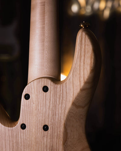 Fodera Emperor 6 Standard Special Buckeye Burl 2018 - Bajo Eléctrico | Cuerpo • Modelo: Emperor 6 Standard Special• Madera: Ash • Top: Buckeye Burl• Terminación: Satin Brazo • Madera: 3 Piezas de Hard-Rock Maple• Perfil: Standard • Terminación: Satin • Es