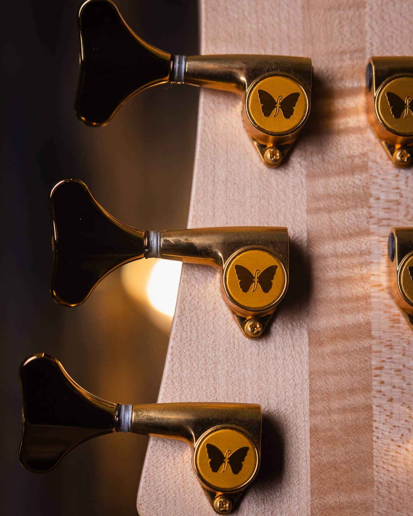 Fodera Emperor 6 Standard Special Buckeye Burl 2018 - Bajo Eléctrico | Cuerpo • Modelo: Emperor 6 Standard Special• Madera: Ash • Top: Buckeye Burl• Terminación: Satin Brazo • Madera: 3 Piezas de Hard-Rock Maple• Perfil: Standard • Terminación: Satin • Es