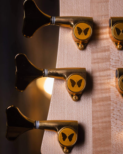 Fodera Emperor 6 Standard Special Buckeye Burl 2018 - Bajo Eléctrico | Cuerpo • Modelo: Emperor 6 Standard Special• Madera: Ash • Top: Buckeye Burl• Terminación: Satin Brazo • Madera: 3 Piezas de Hard-Rock Maple• Perfil: Standard • Terminación: Satin • Es
