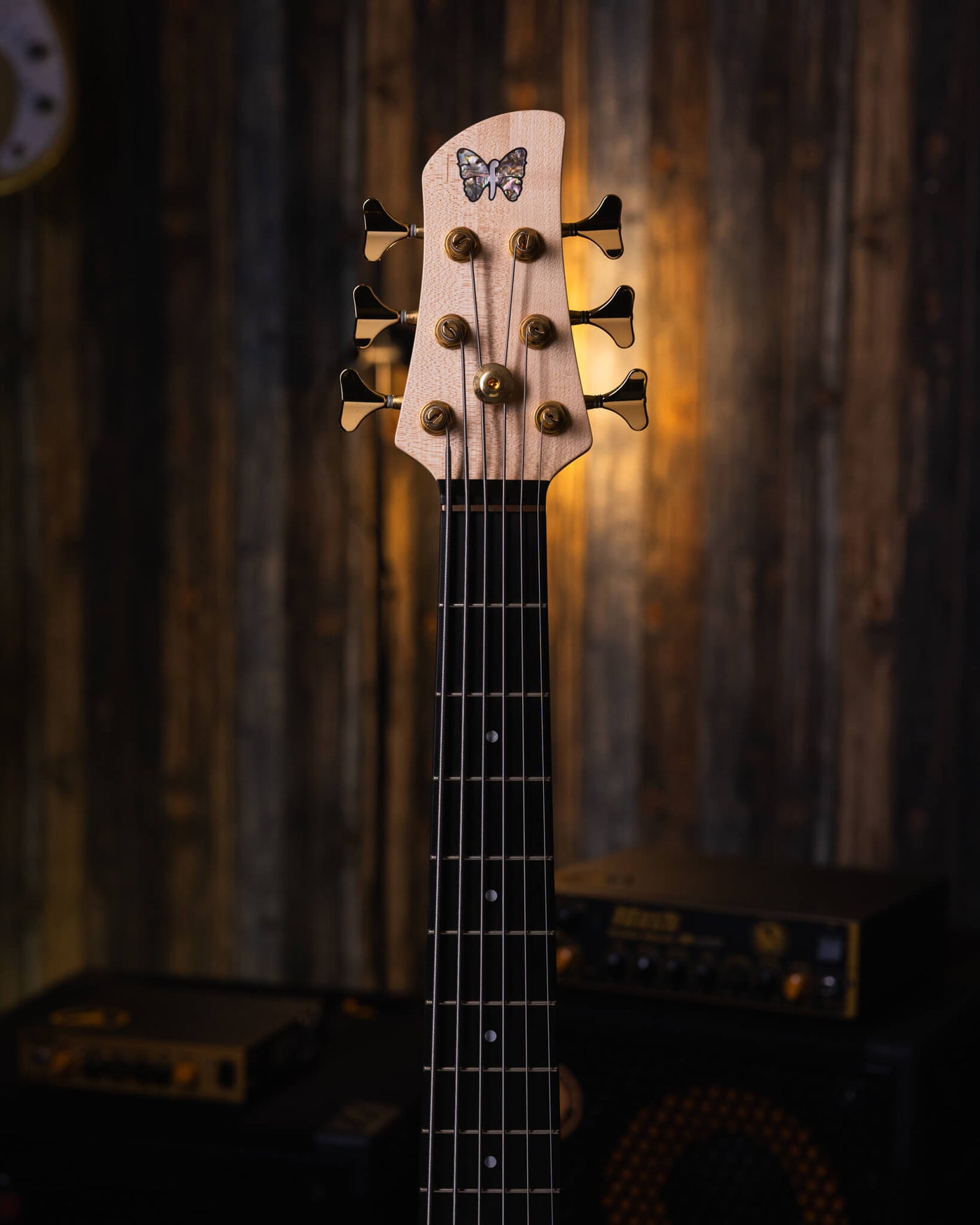 Fodera Emperor 6 Standard Special Buckeye Burl 2018 - Bajo Eléctrico | Cuerpo • Modelo: Emperor 6 Standard Special• Madera: Ash • Top: Buckeye Burl• Terminación: Satin Brazo • Madera: 3 Piezas de Hard-Rock Maple• Perfil: Standard • Terminación: Satin • Es