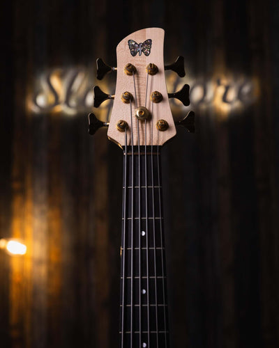 Fodera Emperor 6 Standard Special Buckeye Burl 2018 - Bajo Eléctrico | Cuerpo • Modelo: Emperor 6 Standard Special• Madera: Ash • Top: Buckeye Burl• Terminación: Satin Brazo • Madera: 3 Piezas de Hard-Rock Maple• Perfil: Standard • Terminación: Satin • Es