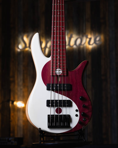 Fodera Yin Yang 5 Purple Heart 2010 - Bajo Eléctrico | Cuerpo • Modelo: Monarch• Madera: Alder• Top: Purple Heart Yin Yang• Terminación: Satin Brazo • Madera: 3 Piezas de Hard-Rock Maple• Perfil: “C”• Terminación: Satin • Espaciado: 19 mm• Escala: 34” • N