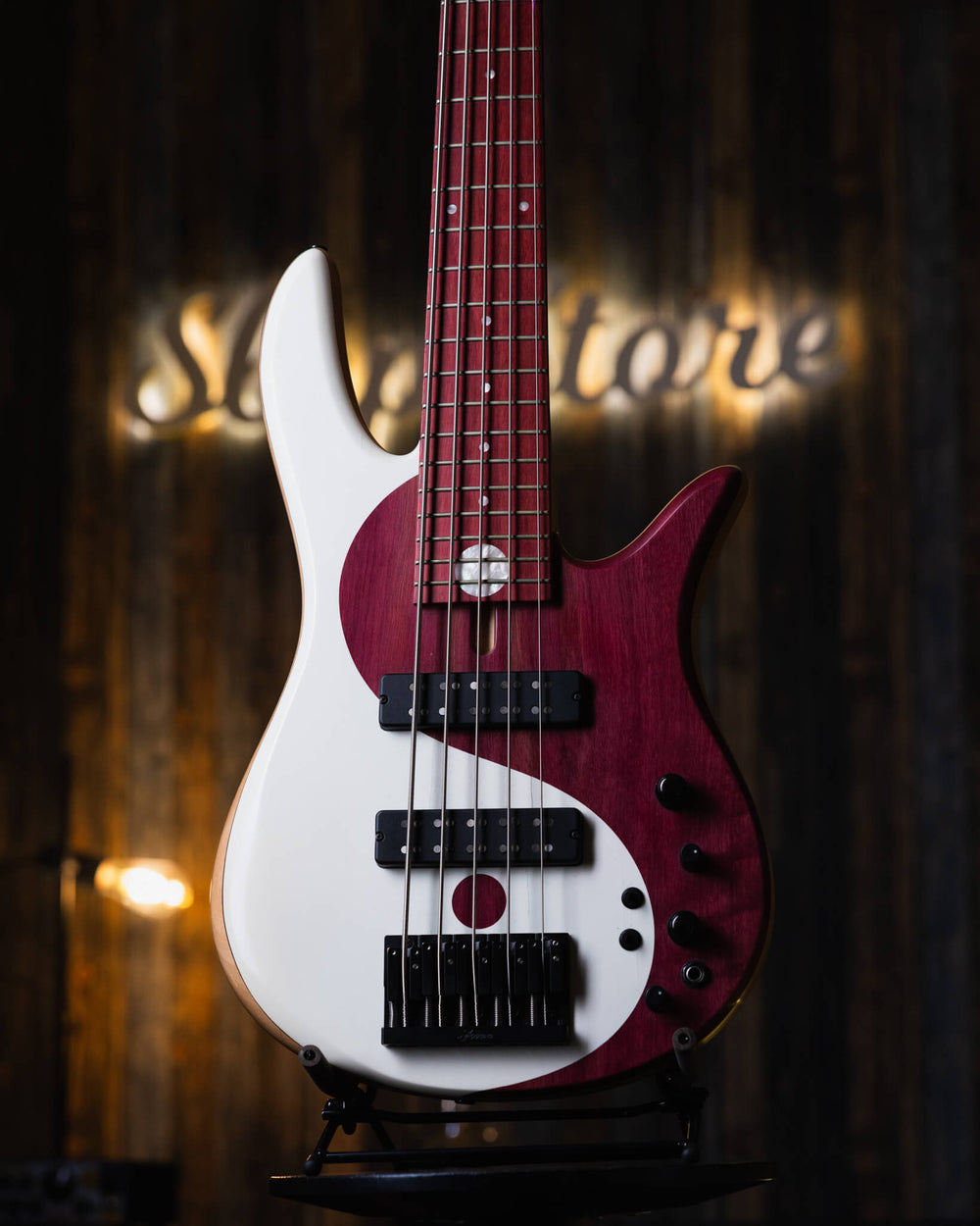 Fodera Yin Yang 5 Purple Heart 2010 - Bajo Eléctrico | Cuerpo • Modelo: Monarch• Madera: Alder• Top: Purple Heart Yin Yang• Terminación: Satin Brazo • Madera: 3 Piezas de Hard-Rock Maple• Perfil: “C”• Terminación: Satin • Espaciado: 19 mm• Escala: 34” • N