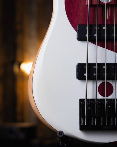 Fodera Yin Yang 5 Purple Heart 2010 - Bajo Eléctrico | Cuerpo • Modelo: Monarch• Madera: Alder• Top: Purple Heart Yin Yang• Terminación: Satin Brazo • Madera: 3 Piezas de Hard-Rock Maple• Perfil: “C”• Terminación: Satin • Espaciado: 19 mm• Escala: 34” • N