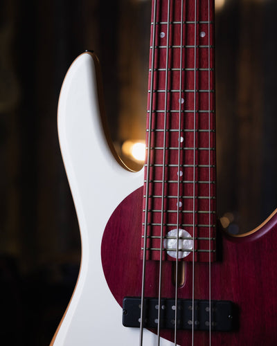 Fodera Yin Yang 5 Purple Heart 2010 - Bajo Eléctrico | Cuerpo • Modelo: Monarch• Madera: Alder• Top: Purple Heart Yin Yang• Terminación: Satin Brazo • Madera: 3 Piezas de Hard-Rock Maple• Perfil: “C”• Terminación: Satin • Espaciado: 19 mm• Escala: 34” • N