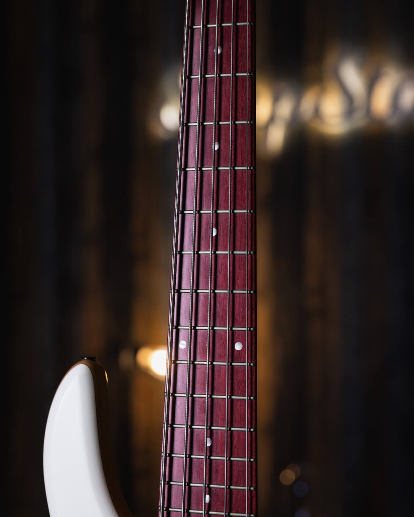 Fodera Yin Yang 5 Purple Heart 2010 - Bajo Eléctrico | Cuerpo • Modelo: Monarch• Madera: Alder• Top: Purple Heart Yin Yang• Terminación: Satin Brazo • Madera: 3 Piezas de Hard-Rock Maple• Perfil: “C”• Terminación: Satin • Espaciado: 19 mm• Escala: 34” • N