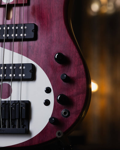 Fodera Yin Yang 5 Purple Heart 2010 - Bajo Eléctrico | Cuerpo • Modelo: Monarch• Madera: Alder• Top: Purple Heart Yin Yang• Terminación: Satin Brazo • Madera: 3 Piezas de Hard-Rock Maple• Perfil: “C”• Terminación: Satin • Espaciado: 19 mm• Escala: 34” • N