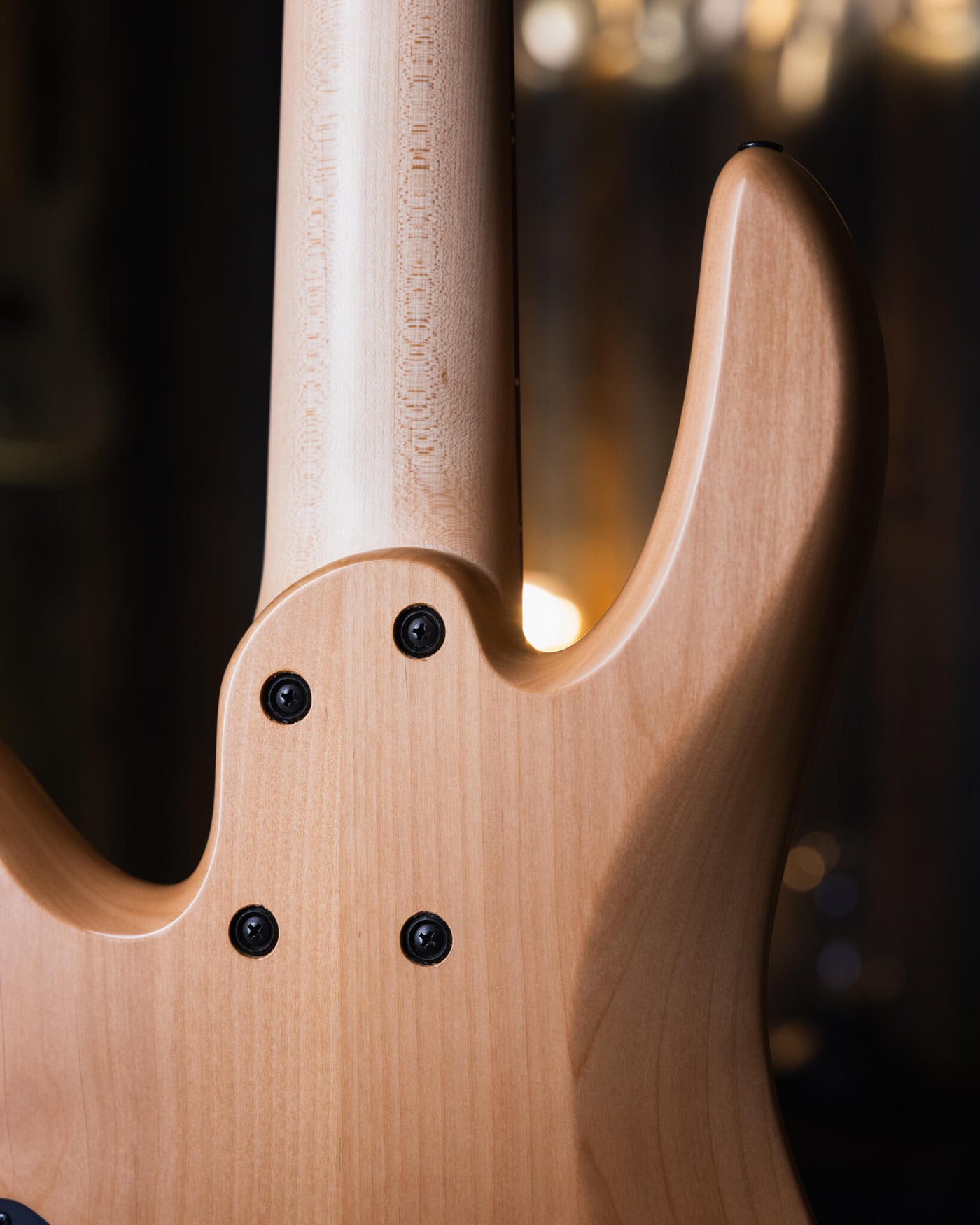 Fodera Yin Yang 5 Purple Heart 2010 - Bajo Eléctrico | Cuerpo • Modelo: Monarch• Madera: Alder• Top: Purple Heart Yin Yang• Terminación: Satin Brazo • Madera: 3 Piezas de Hard-Rock Maple• Perfil: “C”• Terminación: Satin • Espaciado: 19 mm• Escala: 34” • N