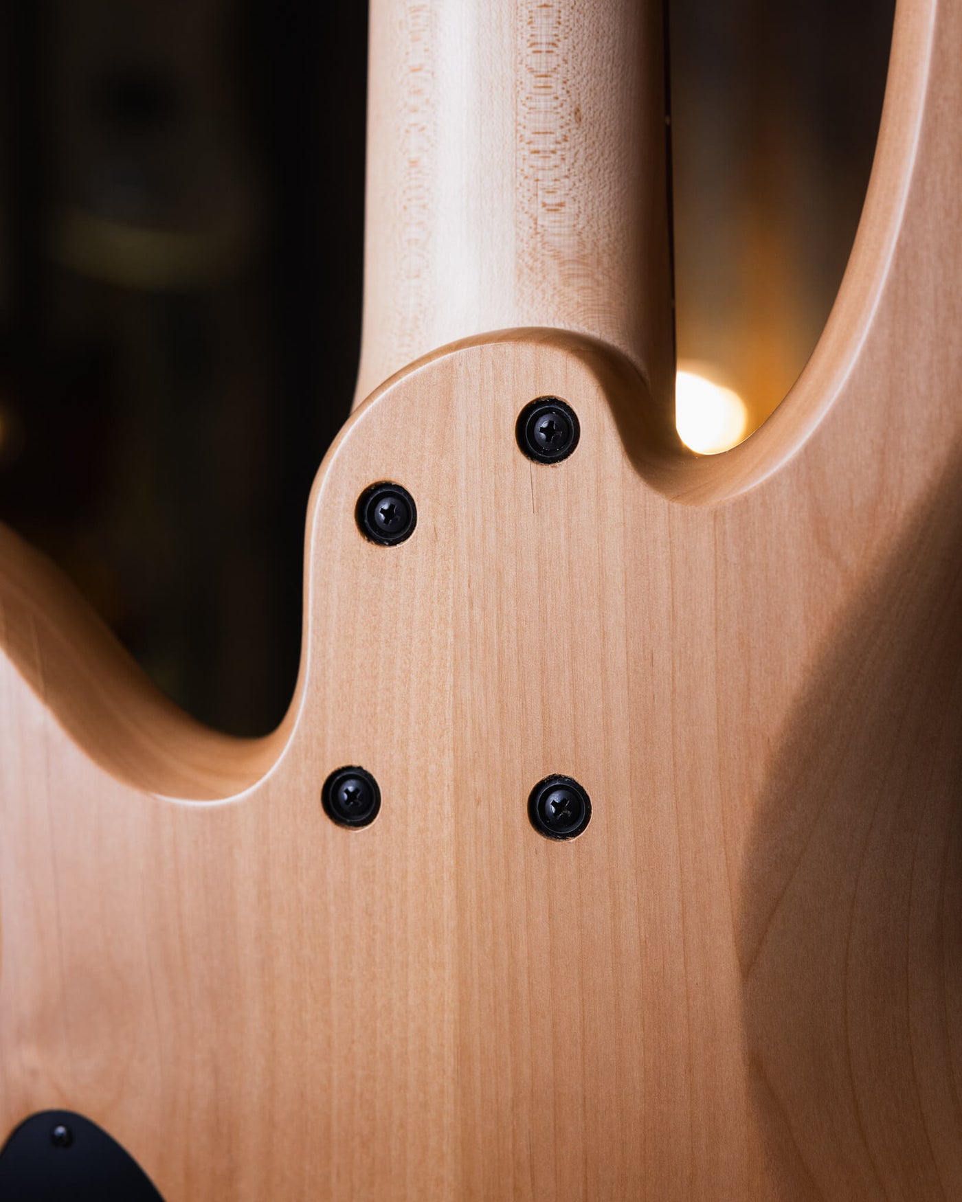 Fodera Yin Yang 5 Purple Heart 2010 - Bajo Eléctrico | Cuerpo • Modelo: Monarch• Madera: Alder• Top: Purple Heart Yin Yang• Terminación: Satin Brazo • Madera: 3 Piezas de Hard-Rock Maple• Perfil: “C”• Terminación: Satin • Espaciado: 19 mm• Escala: 34” • N