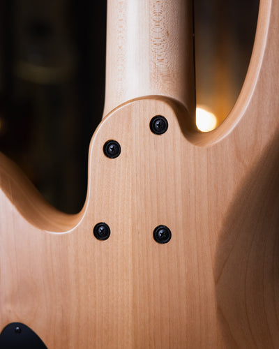 Fodera Yin Yang 5 Purple Heart 2010 - Bajo Eléctrico | Cuerpo • Modelo: Monarch• Madera: Alder• Top: Purple Heart Yin Yang• Terminación: Satin Brazo • Madera: 3 Piezas de Hard-Rock Maple• Perfil: “C”• Terminación: Satin • Espaciado: 19 mm• Escala: 34” • N