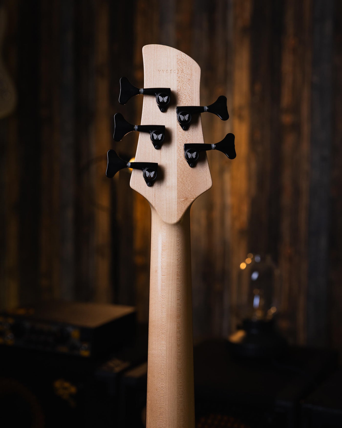 Fodera Yin Yang 5 Purple Heart 2010 - Bajo Eléctrico | Cuerpo • Modelo: Monarch• Madera: Alder• Top: Purple Heart Yin Yang• Terminación: Satin Brazo • Madera: 3 Piezas de Hard-Rock Maple• Perfil: “C”• Terminación: Satin • Espaciado: 19 mm• Escala: 34” • N