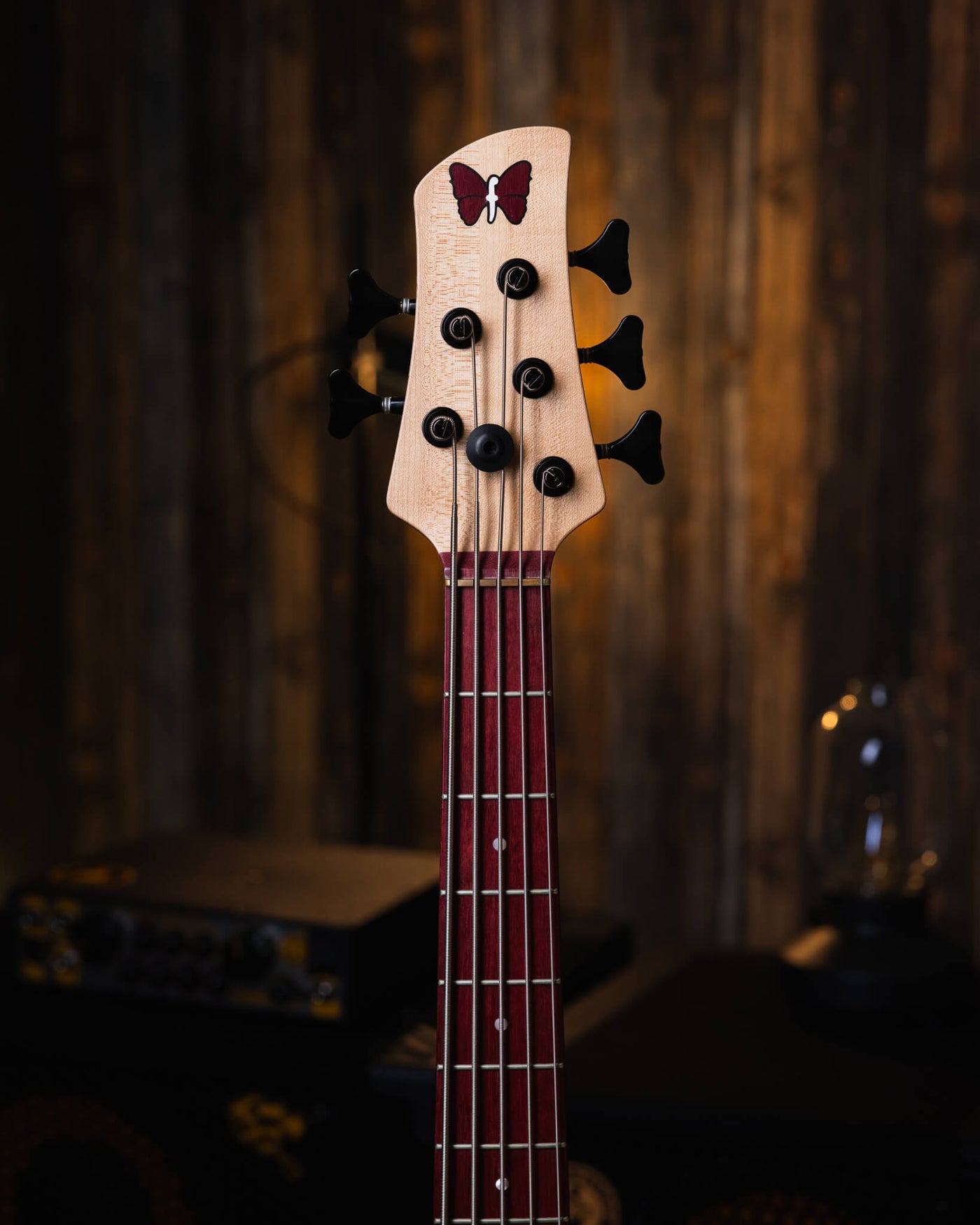 Fodera Yin Yang 5 Purple Heart 2010 - Bajo Eléctrico | Cuerpo • Modelo: Monarch• Madera: Alder• Top: Purple Heart Yin Yang• Terminación: Satin Brazo • Madera: 3 Piezas de Hard-Rock Maple• Perfil: “C”• Terminación: Satin • Espaciado: 19 mm• Escala: 34” • N