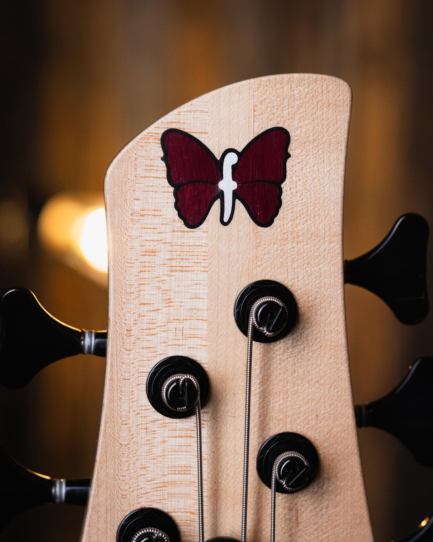 Fodera Yin Yang 5 Purple Heart 2010 - Bajo Eléctrico | Cuerpo • Modelo: Monarch• Madera: Alder• Top: Purple Heart Yin Yang• Terminación: Satin Brazo • Madera: 3 Piezas de Hard-Rock Maple• Perfil: “C”• Terminación: Satin • Espaciado: 19 mm• Escala: 34” • N