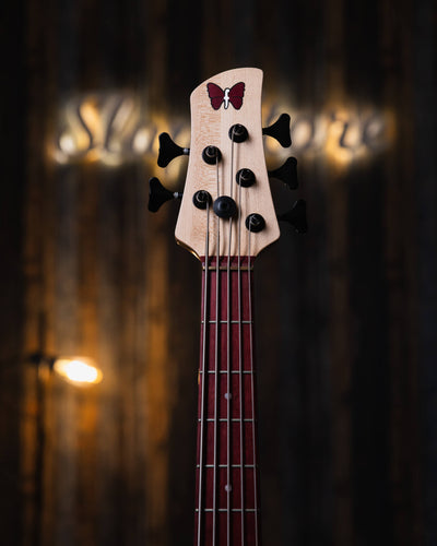 Fodera Yin Yang 5 Purple Heart 2010 - Bajo Eléctrico | Cuerpo • Modelo: Monarch• Madera: Alder• Top: Purple Heart Yin Yang• Terminación: Satin Brazo • Madera: 3 Piezas de Hard-Rock Maple• Perfil: “C”• Terminación: Satin • Espaciado: 19 mm• Escala: 34” • N