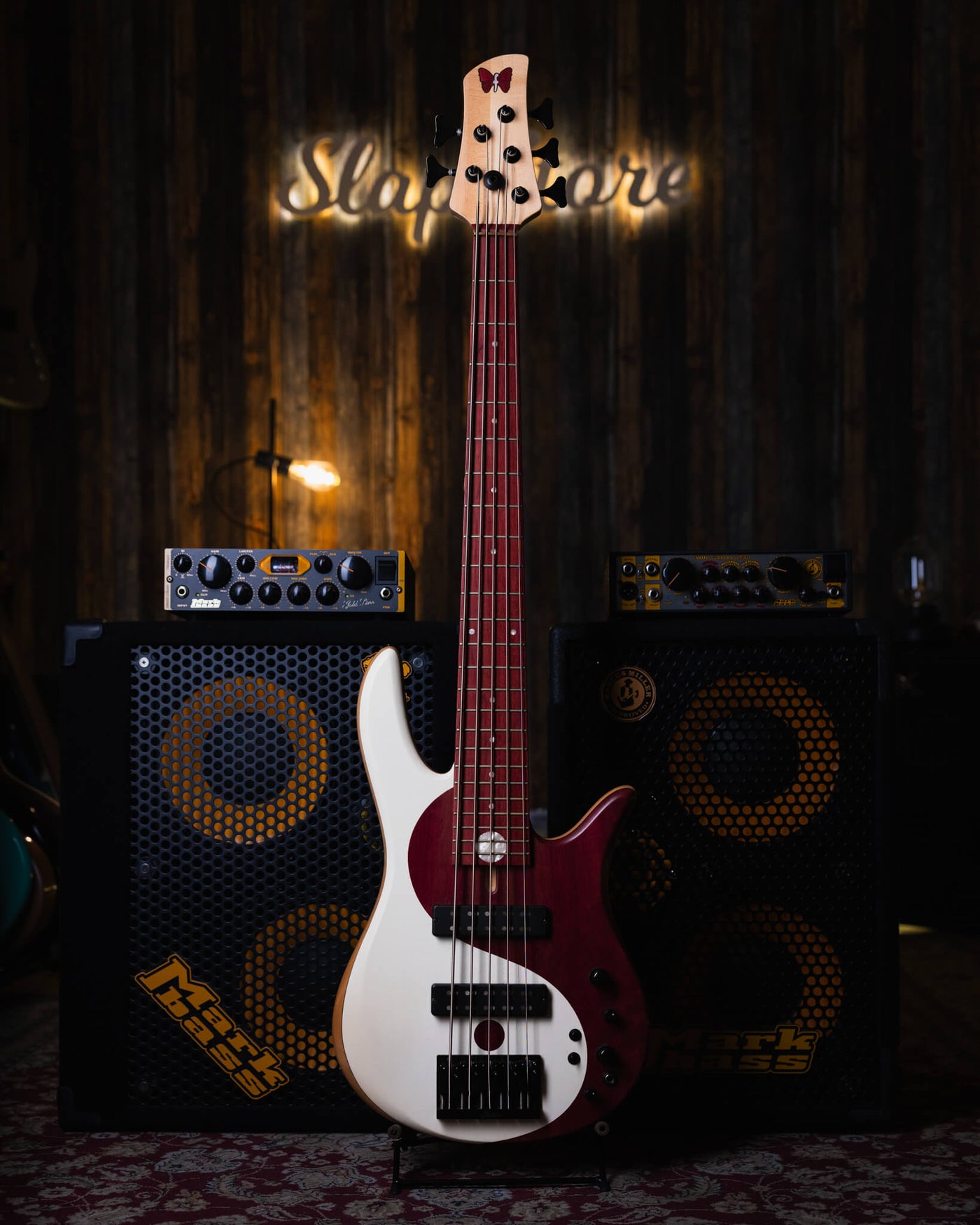 Fodera Yin Yang 5 Purple Heart 2010 - Bajo Eléctrico | Cuerpo • Modelo: Monarch• Madera: Alder• Top: Purple Heart Yin Yang• Terminación: Satin Brazo • Madera: 3 Piezas de Hard-Rock Maple• Perfil: “C”• Terminación: Satin • Espaciado: 19 mm• Escala: 34” • N