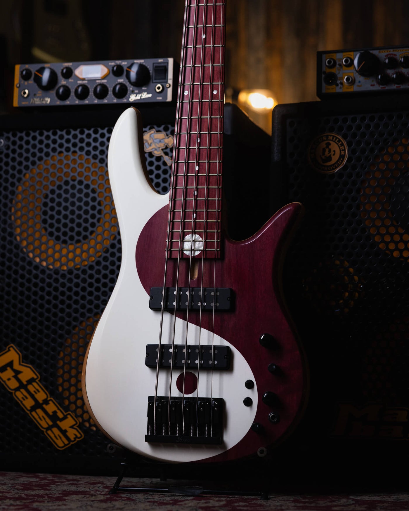 Fodera Yin Yang 5 Purple Heart 2010 - Bajo Eléctrico | Cuerpo • Modelo: Monarch• Madera: Alder• Top: Purple Heart Yin Yang• Terminación: Satin Brazo • Madera: 3 Piezas de Hard-Rock Maple• Perfil: “C”• Terminación: Satin • Espaciado: 19 mm• Escala: 34” • N