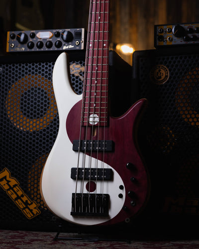 Fodera Yin Yang 5 Purple Heart 2010 - Bajo Eléctrico | Cuerpo • Modelo: Monarch• Madera: Alder• Top: Purple Heart Yin Yang• Terminación: Satin Brazo • Madera: 3 Piezas de Hard-Rock Maple• Perfil: “C”• Terminación: Satin • Espaciado: 19 mm• Escala: 34” • N