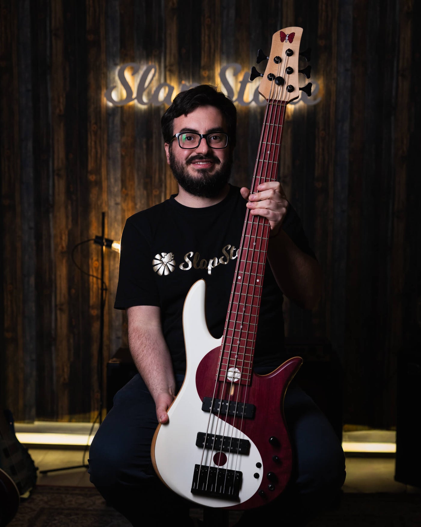 Fodera Yin Yang 5 Purple Heart 2010 - Bajo Eléctrico | Cuerpo • Modelo: Monarch• Madera: Alder• Top: Purple Heart Yin Yang• Terminación: Satin Brazo • Madera: 3 Piezas de Hard-Rock Maple• Perfil: “C”• Terminación: Satin • Espaciado: 19 mm• Escala: 34” • N