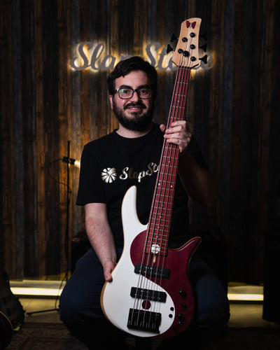 Fodera Yin Yang 5 Purple Heart 2010 - Bajo Eléctrico | Cuerpo • Modelo: Monarch• Madera: Alder• Top: Purple Heart Yin Yang• Terminación: Satin Brazo • Madera: 3 Piezas de Hard-Rock Maple• Perfil: “C”• Terminación: Satin • Espaciado: 19 mm• Escala: 34” • N