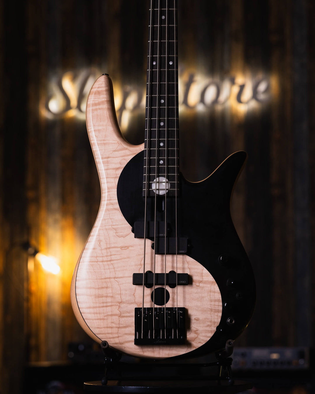 Fodera Yin Yang 4 Standard 2020 - Bajo Eléctrico | Cuerpo • Modelo: Monarch• Madera: Alder• Terminación: Satin Brazo • Madera: 3 Piezas de Hard-Rock Maple• Perfil: “C”• Terminación: Satin • Espaciado: 19 mm• Escala: 34” • Nuez: Bronce Diapasón • Madera: E