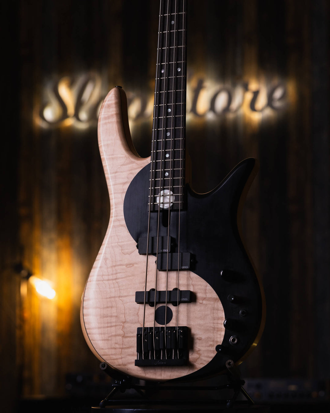 Fodera Yin Yang 4 Standard 2020 - Bajo Eléctrico | Cuerpo • Modelo: Monarch• Madera: Alder• Terminación: Satin Brazo • Madera: 3 Piezas de Hard-Rock Maple• Perfil: “C”• Terminación: Satin • Espaciado: 19 mm• Escala: 34” • Nuez: Bronce Diapasón • Madera: E