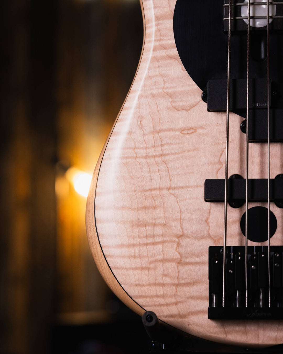 Fodera Yin Yang 4 Standard 2020 - Bajo Eléctrico | Cuerpo • Modelo: Monarch• Madera: Alder• Terminación: Satin Brazo • Madera: 3 Piezas de Hard-Rock Maple• Perfil: “C”• Terminación: Satin • Espaciado: 19 mm• Escala: 34” • Nuez: Bronce Diapasón • Madera: E