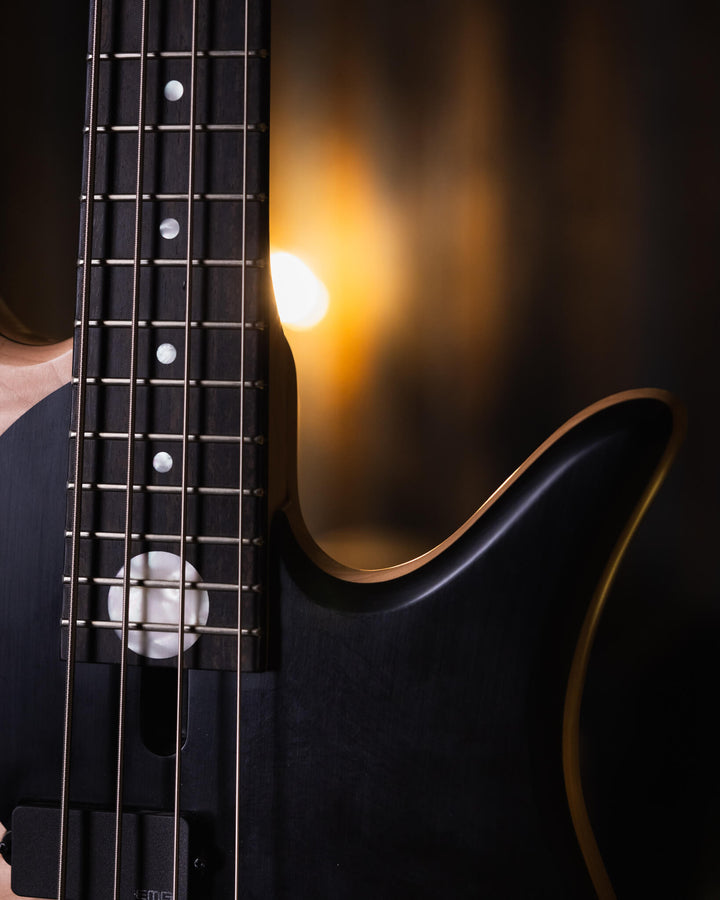 Fodera Yin Yang 4 Standard 2020 - Bajo Eléctrico | Cuerpo • Modelo: Monarch• Madera: Alder• Terminación: Satin Brazo • Madera: 3 Piezas de Hard-Rock Maple• Perfil: “C”• Terminación: Satin • Espaciado: 19 mm• Escala: 34” • Nuez: Bronce Diapasón • Madera: E