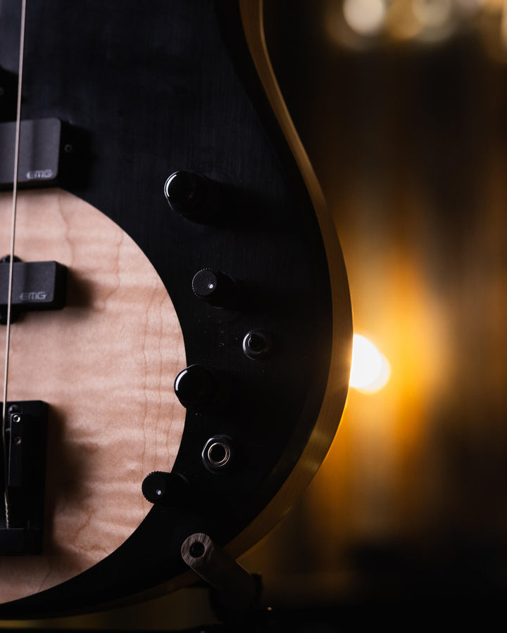 Fodera Yin Yang 4 Standard 2020 - Bajo Eléctrico | Cuerpo • Modelo: Monarch• Madera: Alder• Terminación: Satin Brazo • Madera: 3 Piezas de Hard-Rock Maple• Perfil: “C”• Terminación: Satin • Espaciado: 19 mm• Escala: 34” • Nuez: Bronce Diapasón • Madera: E