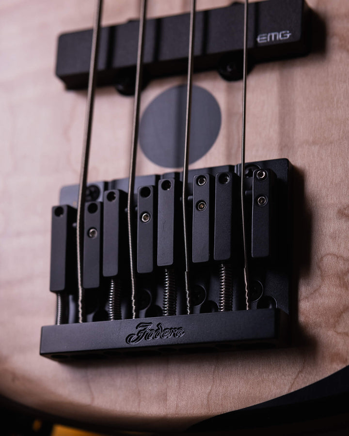 Fodera Yin Yang 4 Standard 2020 - Bajo Eléctrico | Cuerpo • Modelo: Monarch• Madera: Alder• Terminación: Satin Brazo • Madera: 3 Piezas de Hard-Rock Maple• Perfil: “C”• Terminación: Satin • Espaciado: 19 mm• Escala: 34” • Nuez: Bronce Diapasón • Madera: E