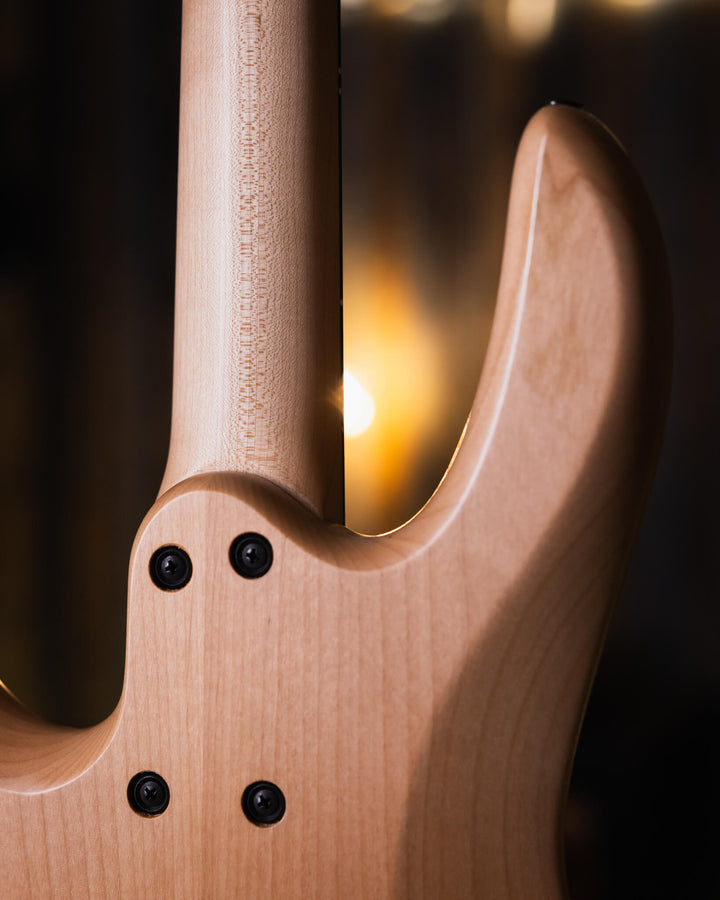 Fodera Yin Yang 4 Standard 2020 - Bajo Eléctrico | Cuerpo • Modelo: Monarch• Madera: Alder• Terminación: Satin Brazo • Madera: 3 Piezas de Hard-Rock Maple• Perfil: “C”• Terminación: Satin • Espaciado: 19 mm• Escala: 34” • Nuez: Bronce Diapasón • Madera: E