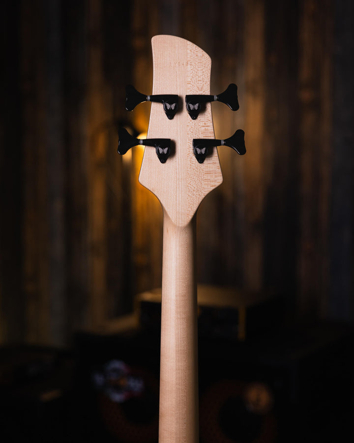 Fodera Yin Yang 4 Standard 2020 - Bajo Eléctrico | Cuerpo • Modelo: Monarch• Madera: Alder• Terminación: Satin Brazo • Madera: 3 Piezas de Hard-Rock Maple• Perfil: “C”• Terminación: Satin • Espaciado: 19 mm• Escala: 34” • Nuez: Bronce Diapasón • Madera: E