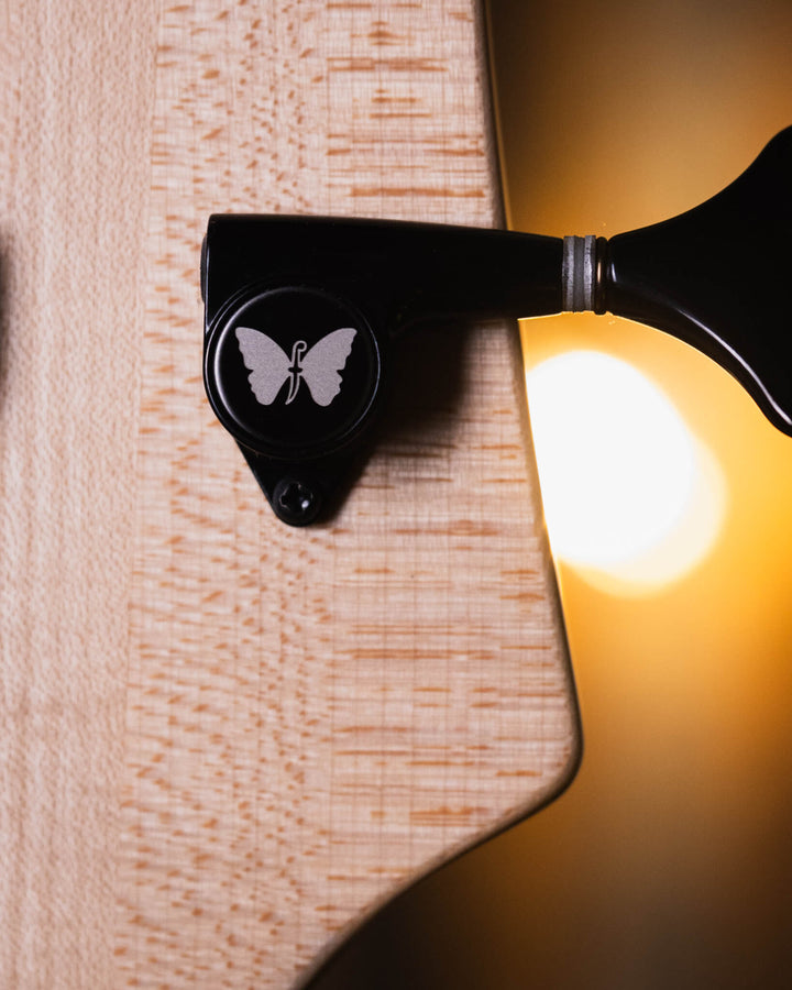 Fodera Yin Yang 4 Standard 2020 - Bajo Eléctrico | Cuerpo • Modelo: Monarch• Madera: Alder• Terminación: Satin Brazo • Madera: 3 Piezas de Hard-Rock Maple• Perfil: “C”• Terminación: Satin • Espaciado: 19 mm• Escala: 34” • Nuez: Bronce Diapasón • Madera: E