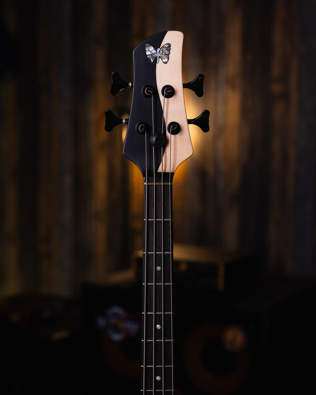 Fodera Yin Yang 4 Standard 2020 - Bajo Eléctrico | Cuerpo • Modelo: Monarch• Madera: Alder• Terminación: Satin Brazo • Madera: 3 Piezas de Hard-Rock Maple• Perfil: “C”• Terminación: Satin • Espaciado: 19 mm• Escala: 34” • Nuez: Bronce Diapasón • Madera: E