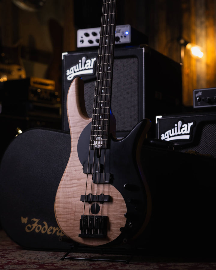 Fodera Yin Yang 4 Standard 2020 - Bajo Eléctrico | Cuerpo • Modelo: Monarch• Madera: Alder• Terminación: Satin Brazo • Madera: 3 Piezas de Hard-Rock Maple• Perfil: “C”• Terminación: Satin • Espaciado: 19 mm• Escala: 34” • Nuez: Bronce Diapasón • Madera: E