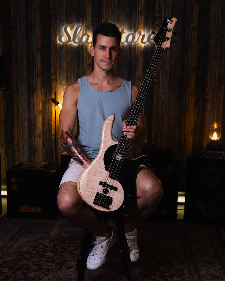 Fodera Yin Yang 4 Standard 2020 - Bajo Eléctrico | Cuerpo • Modelo: Monarch• Madera: Alder• Terminación: Satin Brazo • Madera: 3 Piezas de Hard-Rock Maple• Perfil: “C”• Terminación: Satin • Espaciado: 19 mm• Escala: 34” • Nuez: Bronce Diapasón • Madera: E