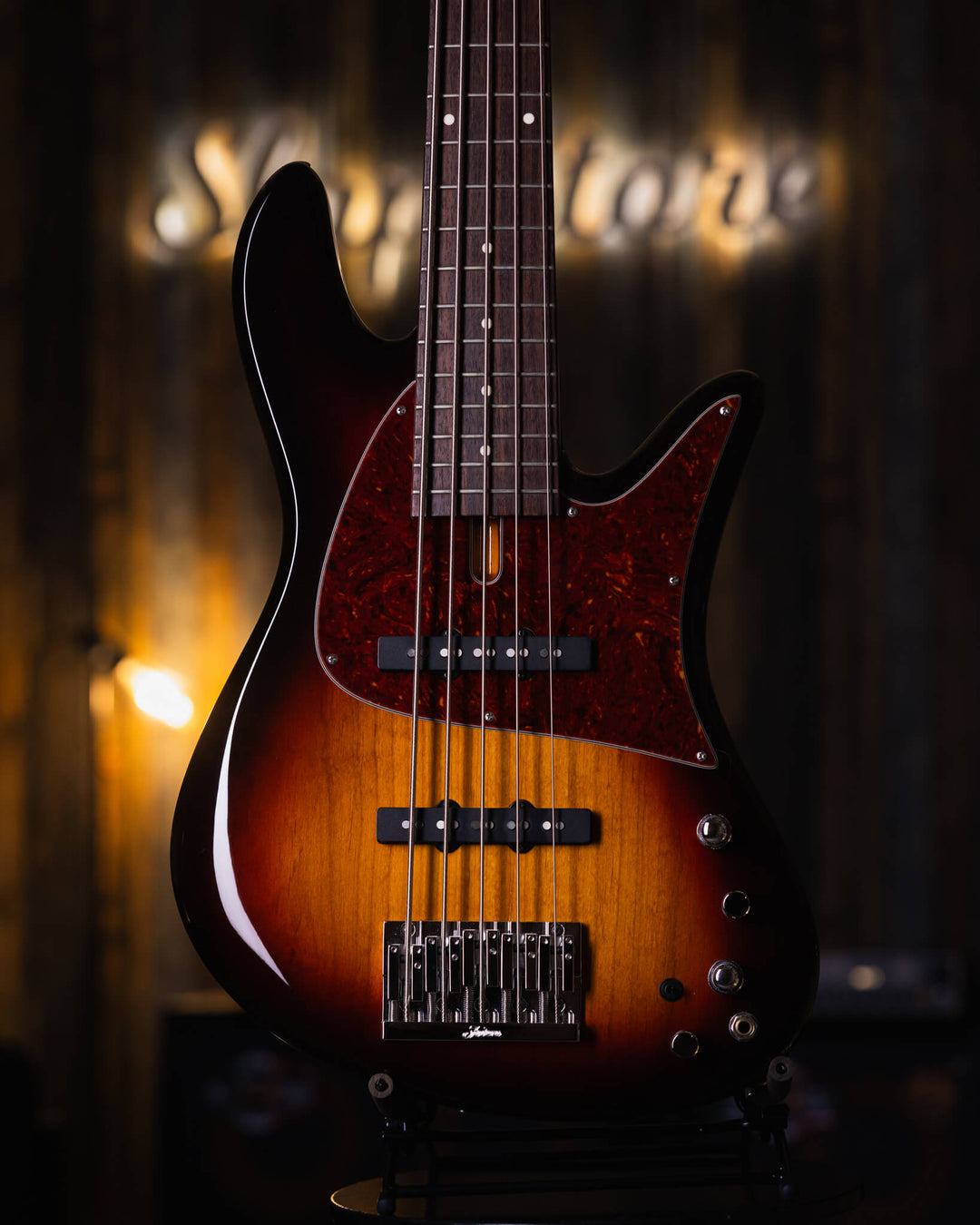 Fodera Emperor 5 J Classic Sunburst 2019 - Bajo Eléctrico | Cuerpo • Modelo: Emperor J Classic• Color: Sunburst • Terminación: Gloss Brazo • Madera: 3-piece Hard Rock Maple/Quarter Sawn Maple• Perfil: “C”• Terminación: Satin • Espaciado: 19 mm• Escala: 34