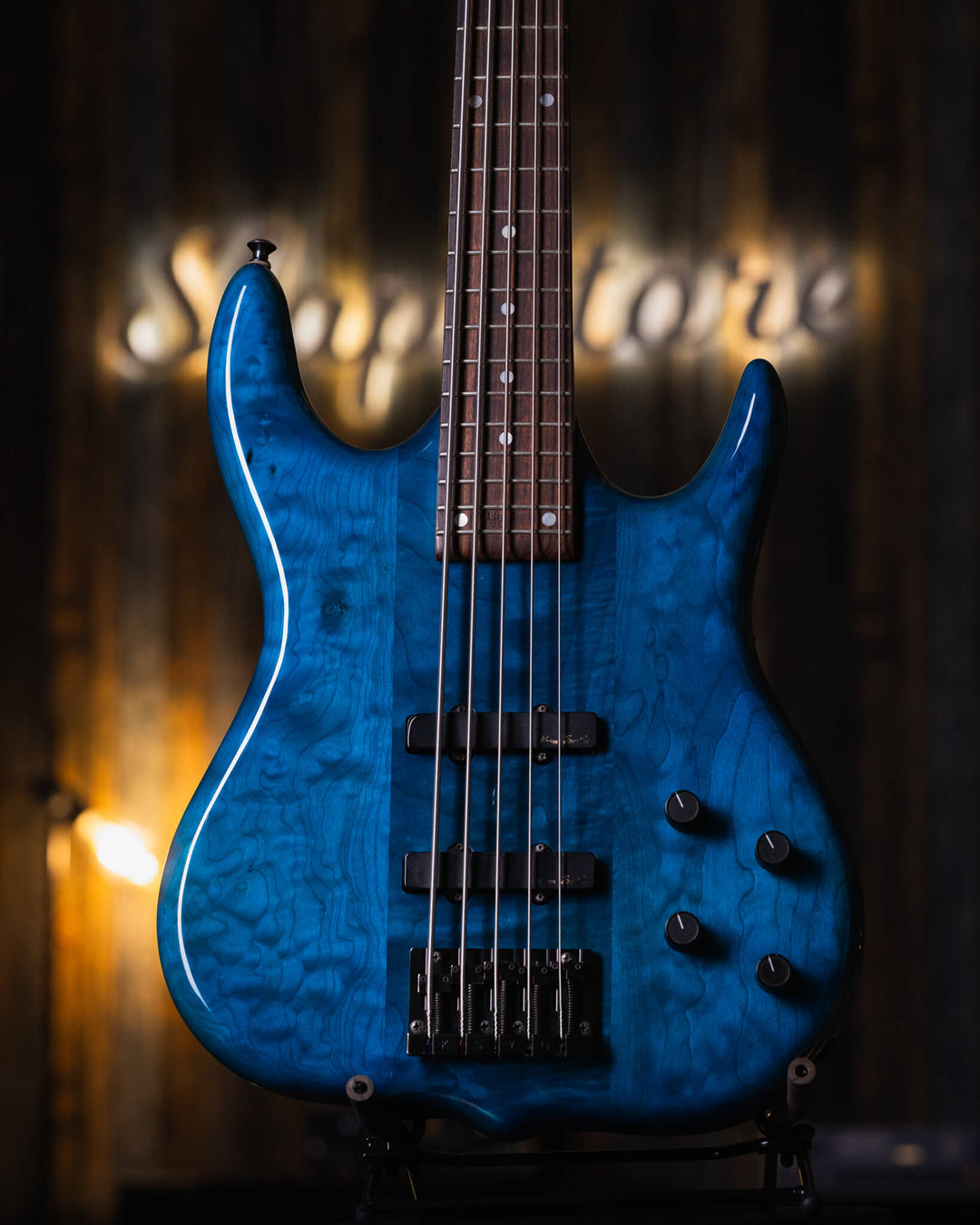 Ken Smith Burner CB5 Transparent Blue '97 - Bajo Eléctrico | Cuerpo • Modelo: Burner• Madera: Ash • Terminación: Transparent Blue Gloss Brazo • Madera: 3-Piece Aged Hardrock Maple• Perfil: Thin / Fast• Terminación: Lacquer• Espaciado: 16.5 mm• Escala: 34"