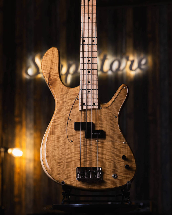 Lorita Element P Flamed Myrtle 2018 - Bajo Eléctrico | Cuerpo • Modelo: Element• Madera: Ash with center of Walnut• Top: Flamed Myrtle• Terminación: Matte Brazo • Madera: Wenge• Perfil: “C”• Terminación: Satin • Espaciado: 19 mm• Escala: 34” • Nuez: Bronc