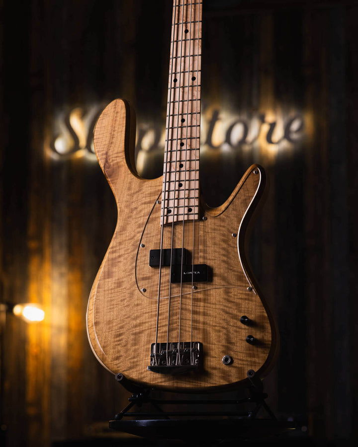 Lorita Element P Flamed Myrtle 2018 - Bajo Eléctrico | Cuerpo • Modelo: Element• Madera: Ash with center of Walnut• Top: Flamed Myrtle• Terminación: Matte Brazo • Madera: Wenge• Perfil: “C”• Terminación: Satin • Espaciado: 19 mm• Escala: 34” • Nuez: Bronc