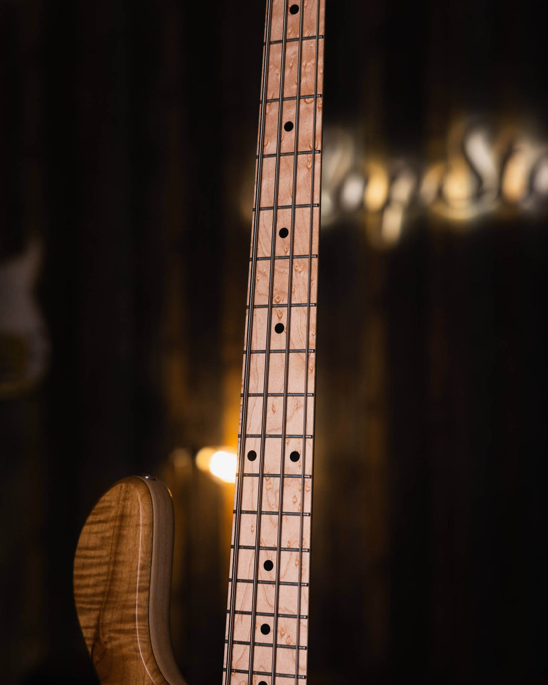 Lorita Element P Flamed Myrtle 2018 - Bajo Eléctrico | Cuerpo • Modelo: Element• Madera: Ash with center of Walnut• Top: Flamed Myrtle• Terminación: Matte Brazo • Madera: Wenge• Perfil: “C”• Terminación: Satin • Espaciado: 19 mm• Escala: 34” • Nuez: Bronc