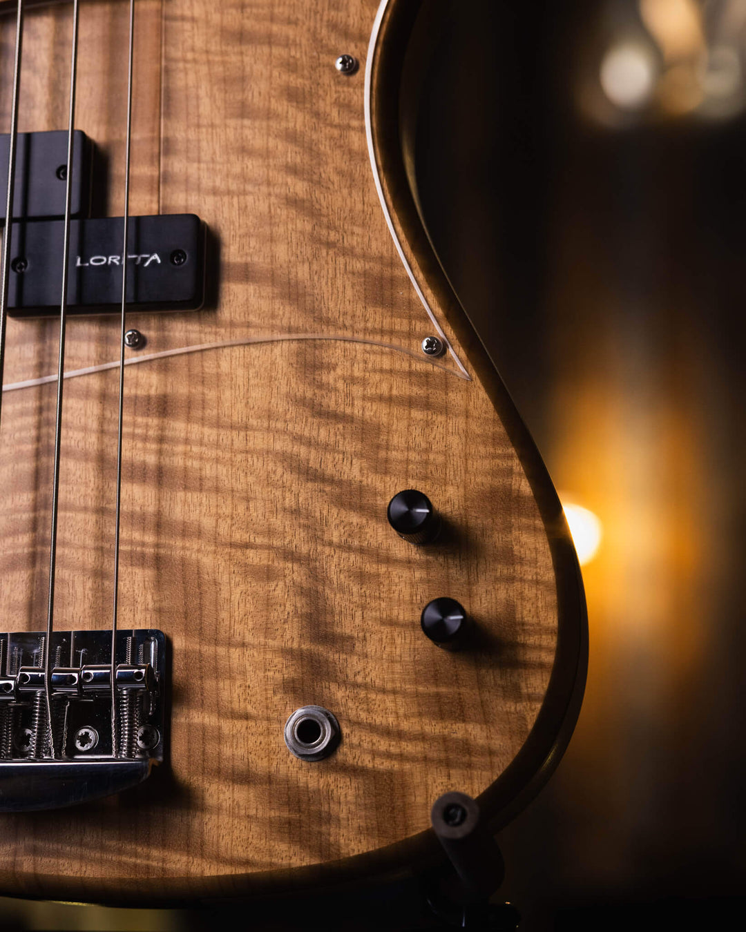 Lorita Element P Flamed Myrtle 2018 - Bajo Eléctrico | Cuerpo • Modelo: Element• Madera: Ash with center of Walnut• Top: Flamed Myrtle• Terminación: Matte Brazo • Madera: Wenge• Perfil: “C”• Terminación: Satin • Espaciado: 19 mm• Escala: 34” • Nuez: Bronc
