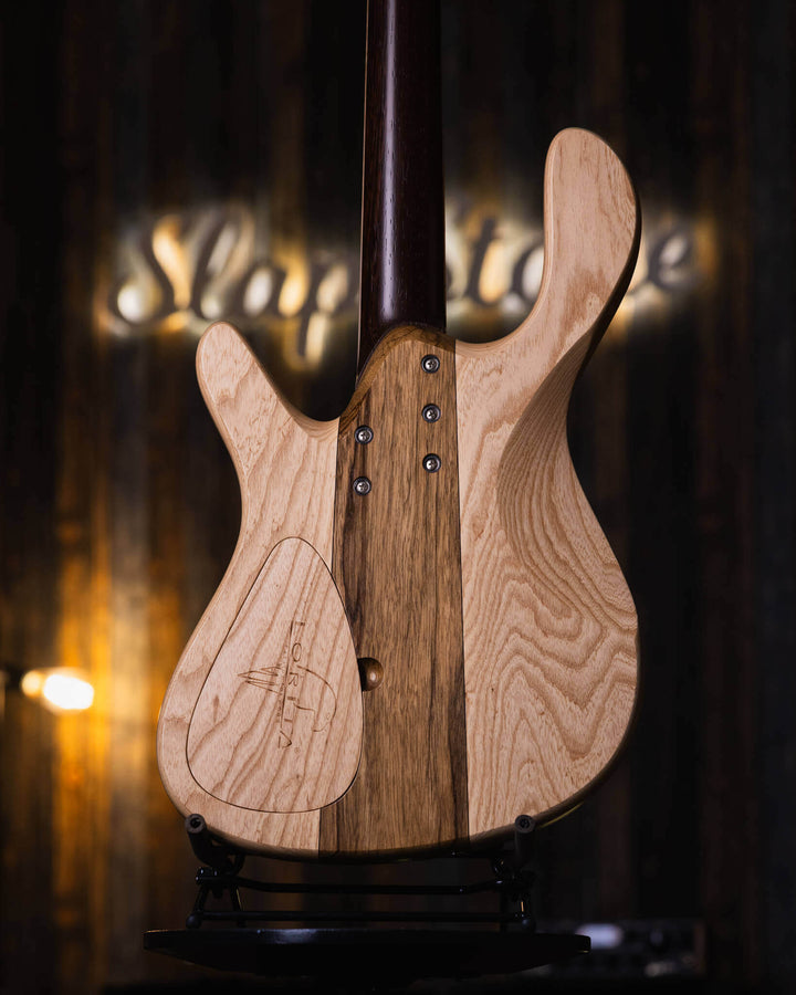 Lorita Element P Flamed Myrtle 2018 - Bajo Eléctrico | Cuerpo • Modelo: Element• Madera: Ash with center of Walnut• Top: Flamed Myrtle• Terminación: Matte Brazo • Madera: Wenge• Perfil: “C”• Terminación: Satin • Espaciado: 19 mm• Escala: 34” • Nuez: Bronc