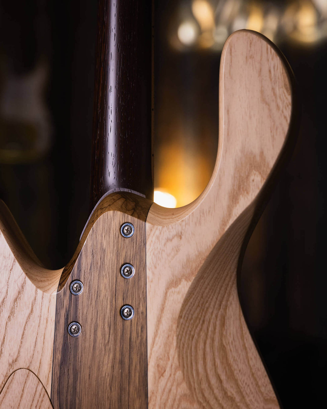 Lorita Element P Flamed Myrtle 2018 - Bajo Eléctrico | Cuerpo • Modelo: Element• Madera: Ash with center of Walnut• Top: Flamed Myrtle• Terminación: Matte Brazo • Madera: Wenge• Perfil: “C”• Terminación: Satin • Espaciado: 19 mm• Escala: 34” • Nuez: Bronc