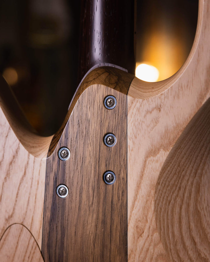 Lorita Element P Flamed Myrtle 2018 - Bajo Eléctrico | Cuerpo • Modelo: Element• Madera: Ash with center of Walnut• Top: Flamed Myrtle• Terminación: Matte Brazo • Madera: Wenge• Perfil: “C”• Terminación: Satin • Espaciado: 19 mm• Escala: 34” • Nuez: Bronc