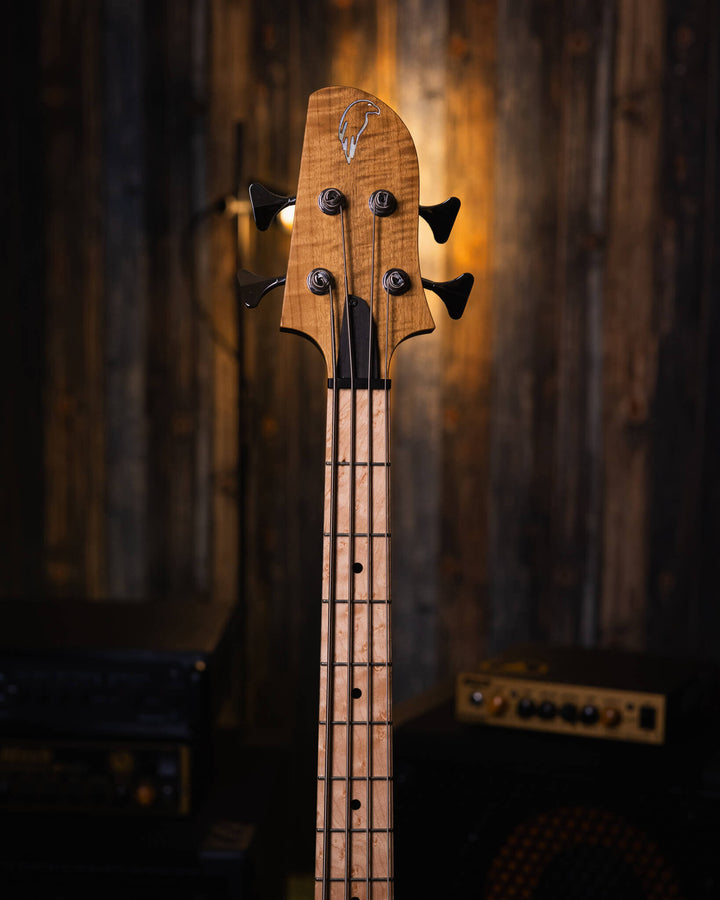 Lorita Element P Flamed Myrtle 2018 - Bajo Eléctrico | Cuerpo • Modelo: Element• Madera: Ash with center of Walnut• Top: Flamed Myrtle• Terminación: Matte Brazo • Madera: Wenge• Perfil: “C”• Terminación: Satin • Espaciado: 19 mm• Escala: 34” • Nuez: Bronc