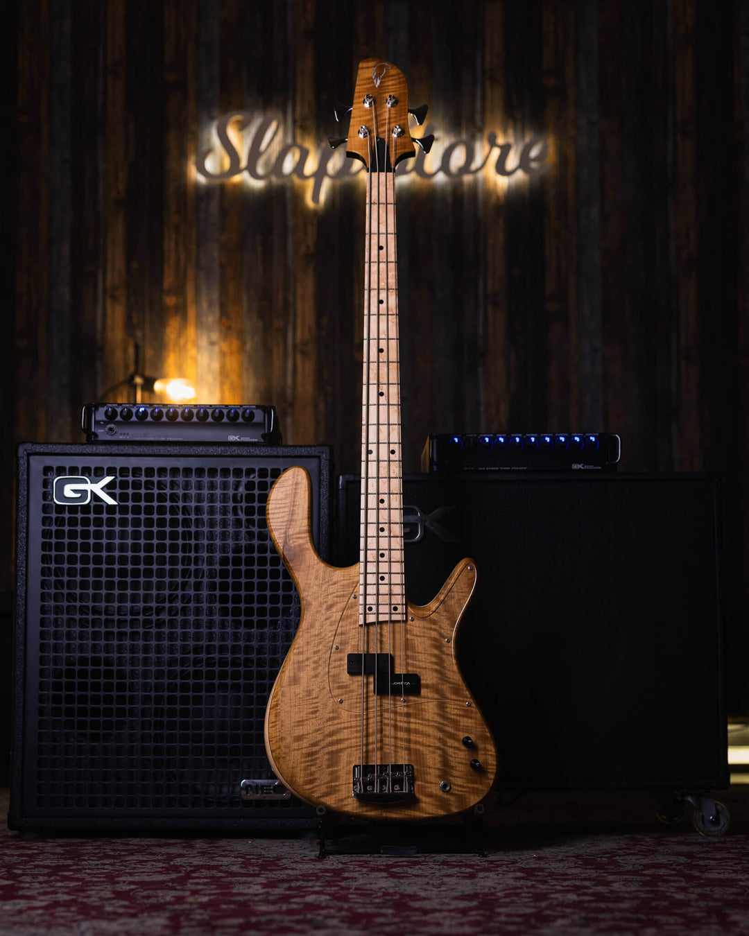 Lorita Element P Flamed Myrtle 2018 - Bajo Eléctrico | Cuerpo • Modelo: Element• Madera: Ash with center of Walnut• Top: Flamed Myrtle• Terminación: Matte Brazo • Madera: Wenge• Perfil: “C”• Terminación: Satin • Espaciado: 19 mm• Escala: 34” • Nuez: Bronc