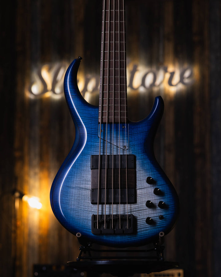 MTD 535-21 Flamed Maple Blue Burst 2017 - Bajo Eléctrico | Cuerpo • Modelo: 535• Madera: Alder• Top: Flamed Maple • Terminación: Satin Brazo • Madera: Wenge• Perfil: “C”• Terminación: Satin • Espaciado: 19 mm• Escala: 35” • Nuez: Tusq Diapasón • Madera: W
