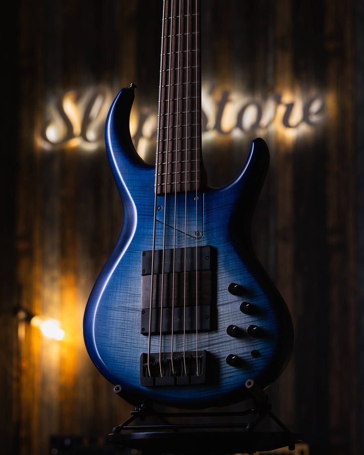 MTD 535-21 Flamed Maple Blue Burst 2017 - Bajo Eléctrico | Cuerpo • Modelo: 535• Madera: Alder• Top: Flamed Maple • Terminación: Satin Brazo • Madera: Wenge• Perfil: “C”• Terminación: Satin • Espaciado: 19 mm• Escala: 35” • Nuez: Tusq Diapasón • Madera: W